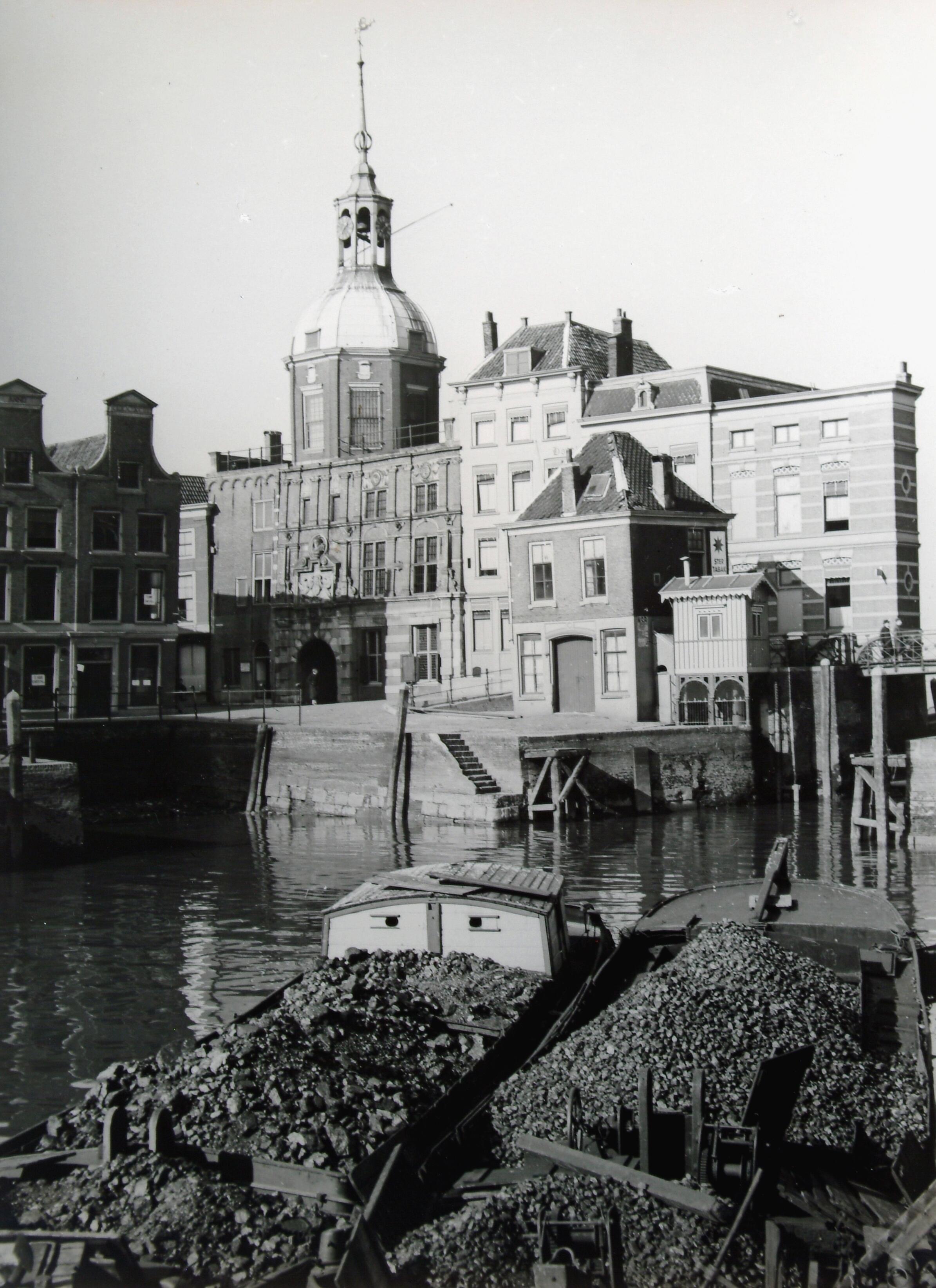 Foto uit 1938 waarop het brugwachtershuisje nog te zien is en het zogenaamde 'gat van de marktschuit'